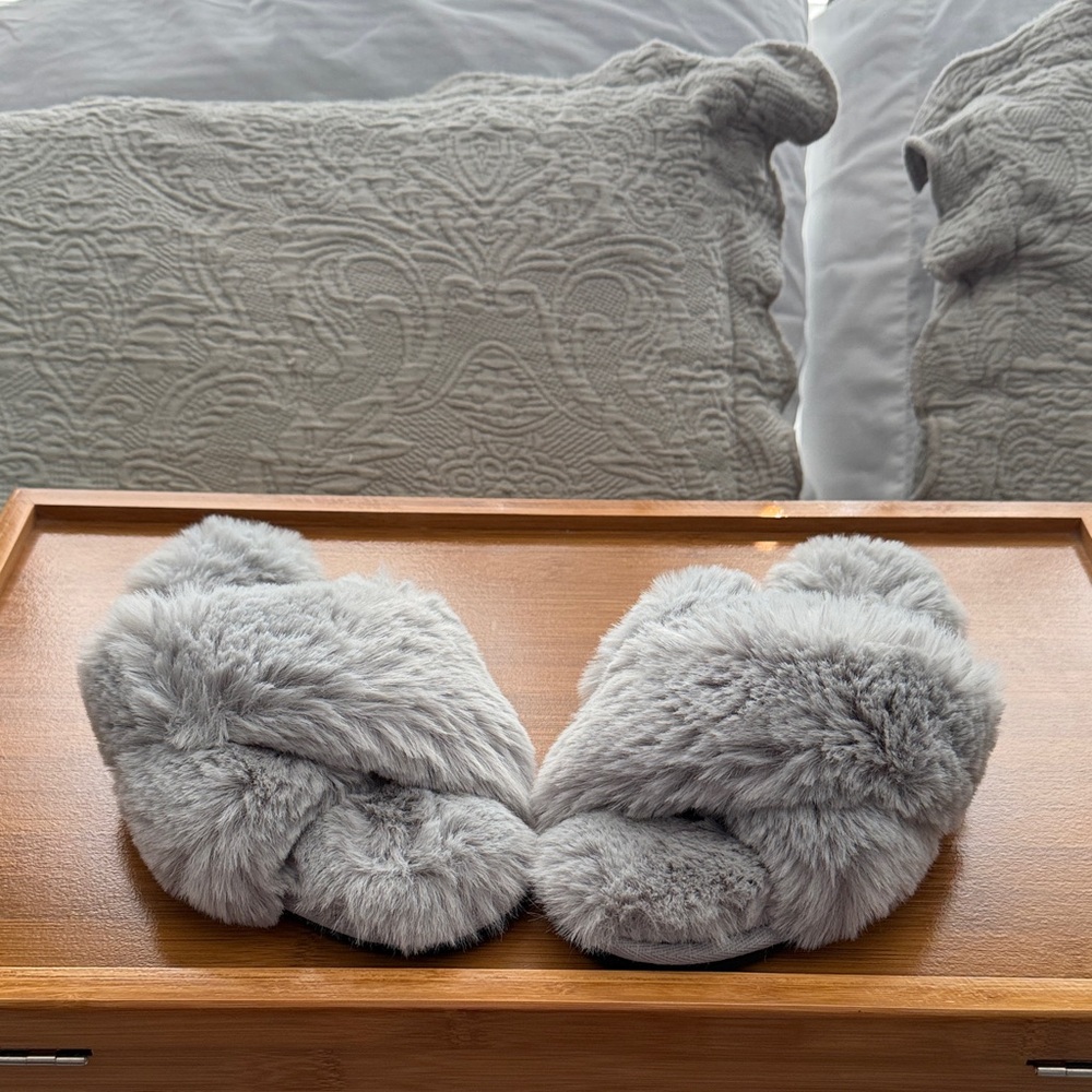 CLEARANCE Famiport Cross Band Fluffy Slippers